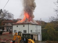 KAYACıK - Bursa'da Bir Caminin Çatısı Alev Alev Yandı