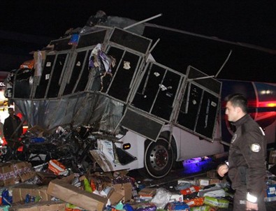 Otobüs TIR’la çarpıştı: Ölü ve yaralılar var