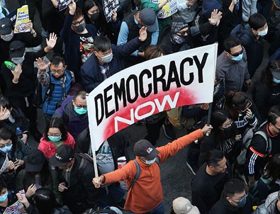 Hong Kong'da demokrasi yanlısı yürüyüşe binlerce kişi katıldı