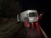 TİCARİ ARAÇ - Yağmurda Kayan Ticari Araç Yoldan Çıktı