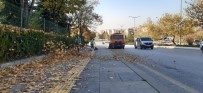 TEMİZLİK ARACI - Ankara Büyükşehir Belediyesi Ekipleri Cadde Ve Sokakları Yapraklardan Temizliyor