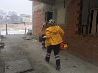 KARBONMONOKSİT - Boyabat'ta Soba Zehirlenmesi Açıklaması 4 Kişi Hastaneye Kaldırıldı