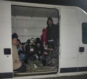 İNSAN KAÇAKÇILIĞI - Çanakkale'de Kamyonet Kasasında 49 Mülteci Yakalandı
