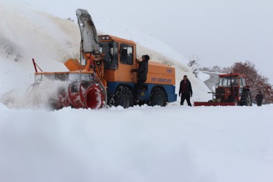 Karla Kapanan 80 Köy Yolu Açıldı 1'İnde Çalışma Sürüyor