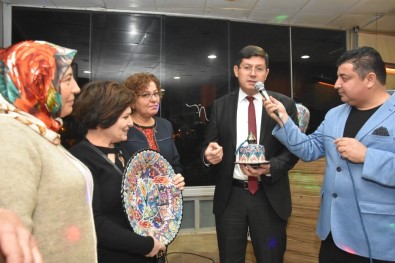Nazilli'de Görev Yapan Muhtar Eşlerinden Başkan Özcan'a Anlamlı Hediye