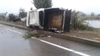 YAĞMURLU - Refüje Devrilen Hafif Ticari Aracın Sürücüsü Yaralandı