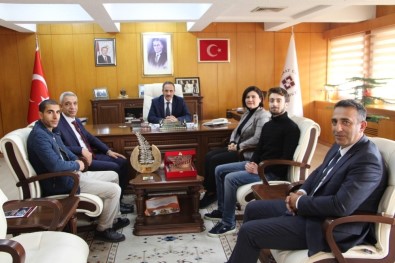 Rektör Demirdağ, Projeleri İle Birinci Olan Öğrencileri Ödüllendirdi