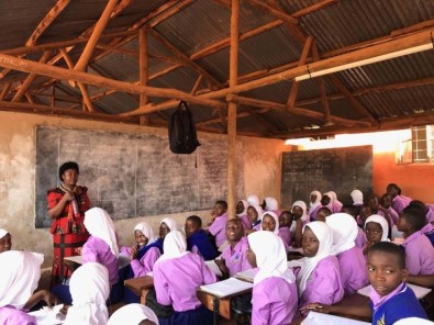 TİKA'nın Desteğiyle Ugandalı Öğrenciler Yeni Sınıflarına Kavuştu
