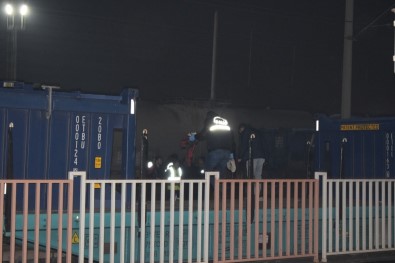 Vagonların Üstünden Atlayan Genç Yüksek Gerilim Hattına Kapılarak Öldü