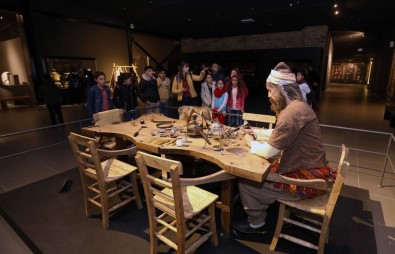 Van Büyükşehir Belediyesi Binlerce Öğrenciyi Tarihle Buluşturuyor