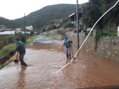 Alanya'da Yağmurla Mücadele Gece De Sürdü