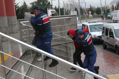 Araçta Uyuşturucu Maddeyle Yakalanan Şahıslar Adliyeye Sevk Edildi