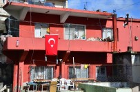 SOLAKLı - Askere Uğurlanırken Kazada Ölen Gencin Evine Türk Bayrağı Asıldı