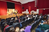 Foça'da Çocuk Şenliği Minikleri Eğlendirdi