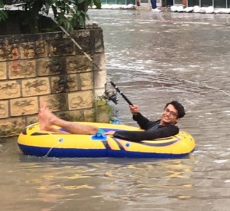Göle Dönen Yolda Şişme Botuyla Kürek Çekti