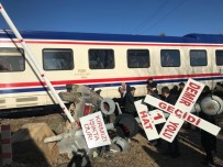 Hemzemin Geçitte Yolcu Treni Otomobile Çarptı, 2 Yaralı