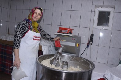 Kadın Fırıncı Odun Ateşinde Köy Ekmeği Üretiyor