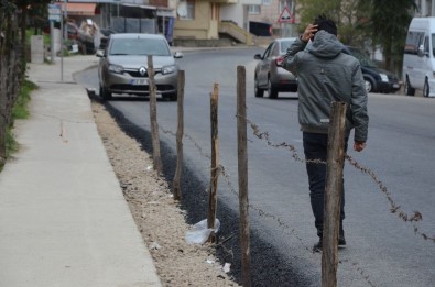 Kaldırımı Tel Örgü İle Çevirdi