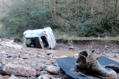 Virajı Alamayan Otomobil Dereye Uçtu Açıklaması 3 Yaralı