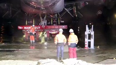 Hollanda'da Otel Bahçesine Konulacak Uçağın Transferi Tamamlandı