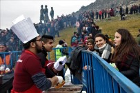 DÖVME - Kilometrelerce Uzaktan Gelip Sucuğa Hücum Ettiler