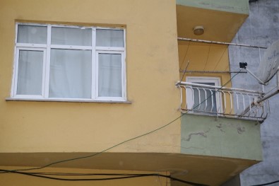 Rize'de Duvarları Çatlamaya Başlayan 8 Katlı Bina Tahliye Edildi