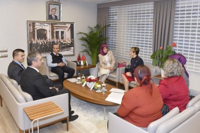 Vali Demirtaş'tan Anne Meclisi Derneğine Destek