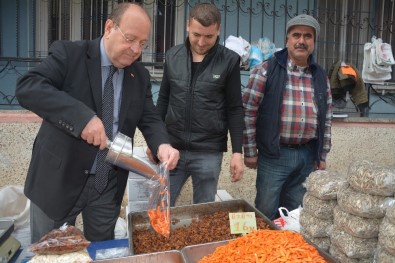 Başkan Özakcan Pazar Tezgahının Başına Geçti