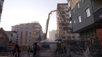 MURAT KURUM - Kartal'da Riskli Binanın Yıkımı Sürüyor