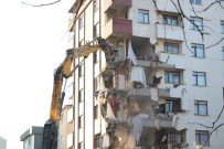 Kartal'da Tahliye Edilen Yunus Apartmanının Yıkımına Yeniden Başlandı
