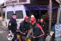 ALI ÇAKıR - Otomobile Arkadan Çarpan Servis Minibüsü Lokantaya Girdi Açıklaması 12 Yaralı