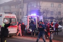ALI ÇAKıR - Otomobile Çarpan Minibüs Lokantaya Daldı Açıklaması 1 Ölü, 11 Yaralı