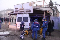 Otomobile Çarpan Minibüs Lokantaya Girdi Açıklaması 12 Yaralı