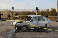CUMHURIYET ÜNIVERSITESI - Sivas'ta Tır İle Otomobil Çarpıştı Açıklaması 1 Ölü, 2 Yaralı
