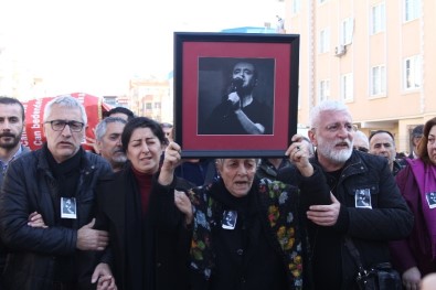 Yeşilyurt 'Acıya Gülmek' Şarkısıyla Son Yolculuğuna Uğurlandı