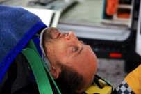 YAĞMURLU - Araçta Sıkışan Yaralıyı AKS Ekipleri Kurtardı