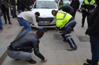 SOKAK KÖPEĞİ - Can Acısıyla Sığındığı Otomobilin Altından Güçlükle Çıkarıldı