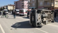 CEZAYIR - Öğrenci Servisi İle Otomobil Çarpıştı Açıklaması 8 Yaralı