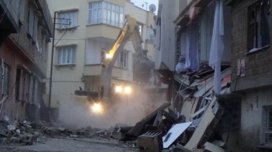 Patlamada Hasar Gören Bina İş Makineleri Tarafından Yıkıldı