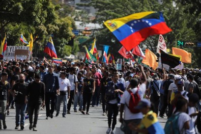 Venezuela'da Maduro Ve Guadio Destekçileri Meydanlarda