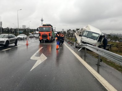 Büyükçekmece E-5'Te Kamyonet Devrildi Açıklaması 1 Yaralı