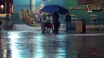 İSTANBUL DENIZ OTOBÜSLERI - İstanbul'da Yağmur Etkili Oluyor