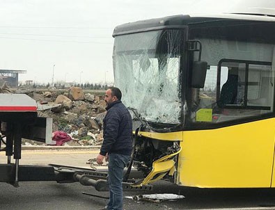 Servis minibüsü ile belediye otobüsü çarpıştı: 22 yaralı