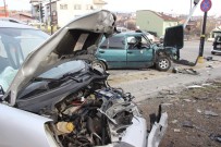 YAVUZ SULTAN SELİM - Sivas'ta Otomobil İle Hafif Ticari Araç Çarpıştı Açıklaması 3 Yaralı