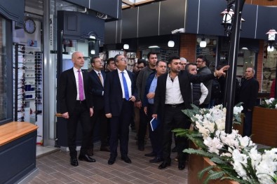 Vali Su, Çiçek Pasajı'nda İncelemelerde Bulundu