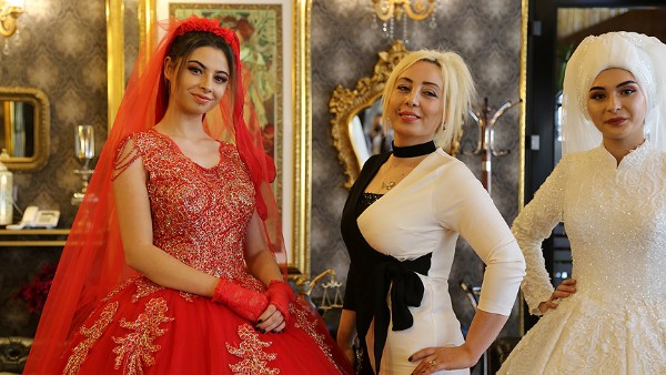 14 Şubat'a özel altın işlemeli gelinlik tasarladı