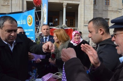 Aksaray'da Sevgililer Gününde Fidan Dağıtıldı
