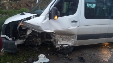 Bodrum'da Öğrenci Servisi İle Otomobil Çarpıştı Açıklaması 13 Yaralı