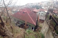 TOPRAK KAYMASI - Eyüpsultan'da Toprak Kaydı, Bir Binada Maddi Hasar Oluştu