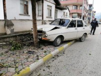 AHMET HAMDI AKPıNAR - Otomobil Ağaca Çarptı Açıklaması 2 Yaralı